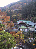 紅葉の中の積善館