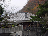 宿のような天山のたたずまい